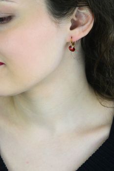 Kolczyki Spark Firefly Small pozłacane – czerwony kryształ 8 mms (1).jpg