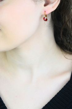 Kolczyki Spark Firefly Small pozłacane – czerwony kryształ 8 mms (2).jpg