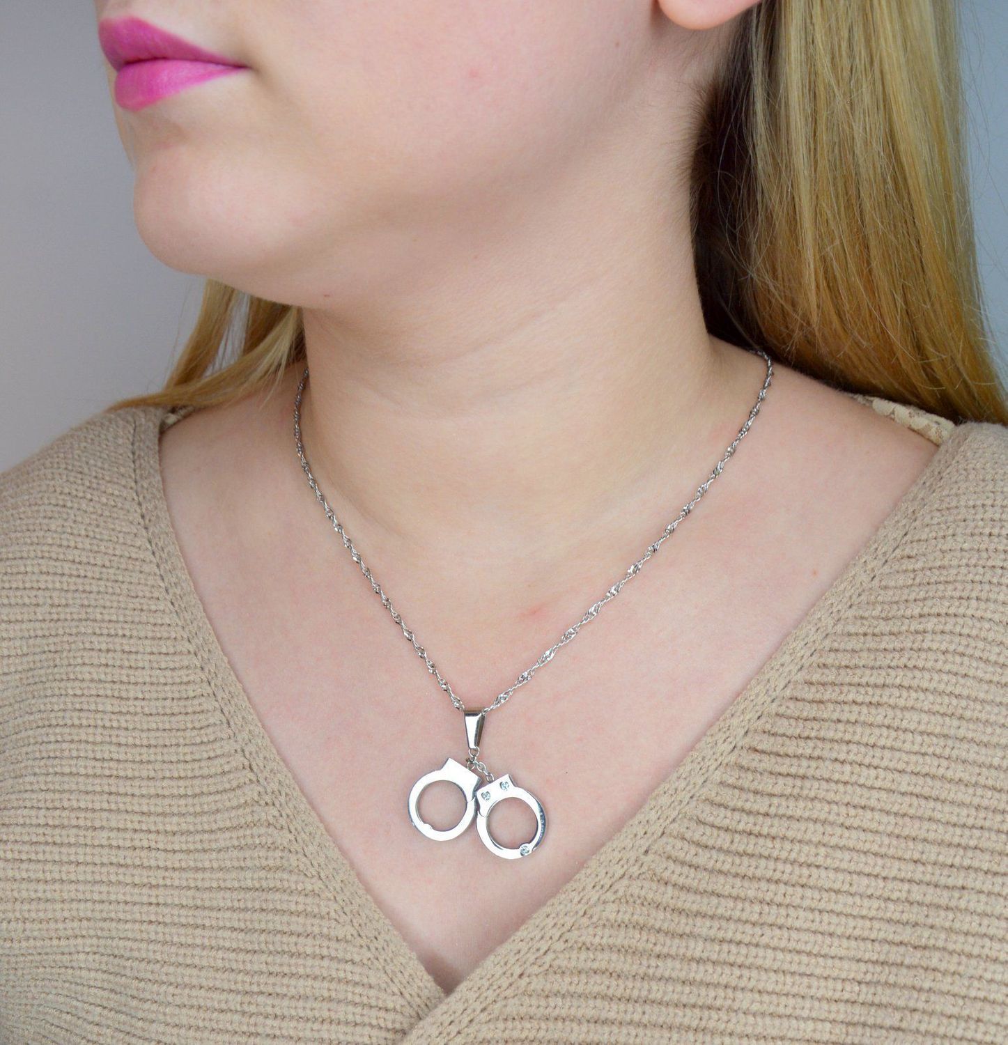 Srebrna zawieszka 925 kajdanki. Srebrna zawieszka o wzorze kajdanek..jpg