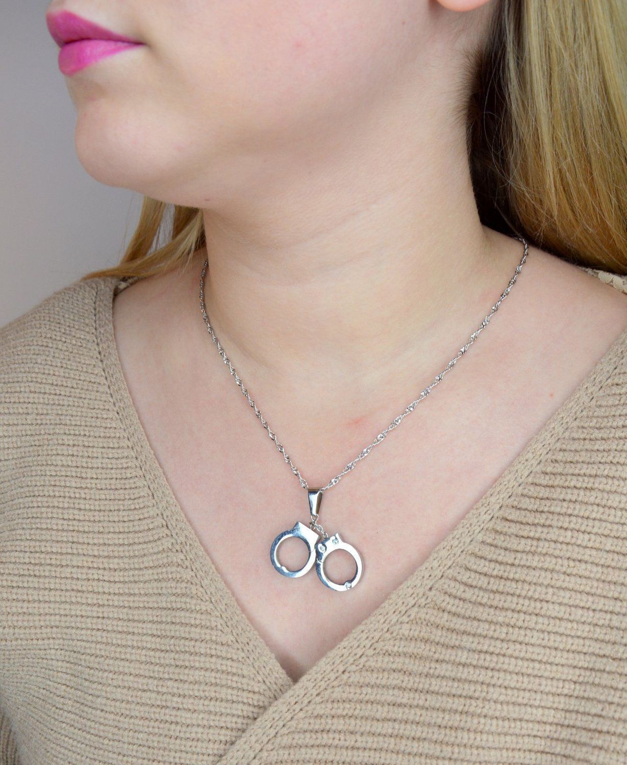 Srebrna zawieszka 925 kajdanki. Srebrna zawieszka o wzorze kajdanek..jpg