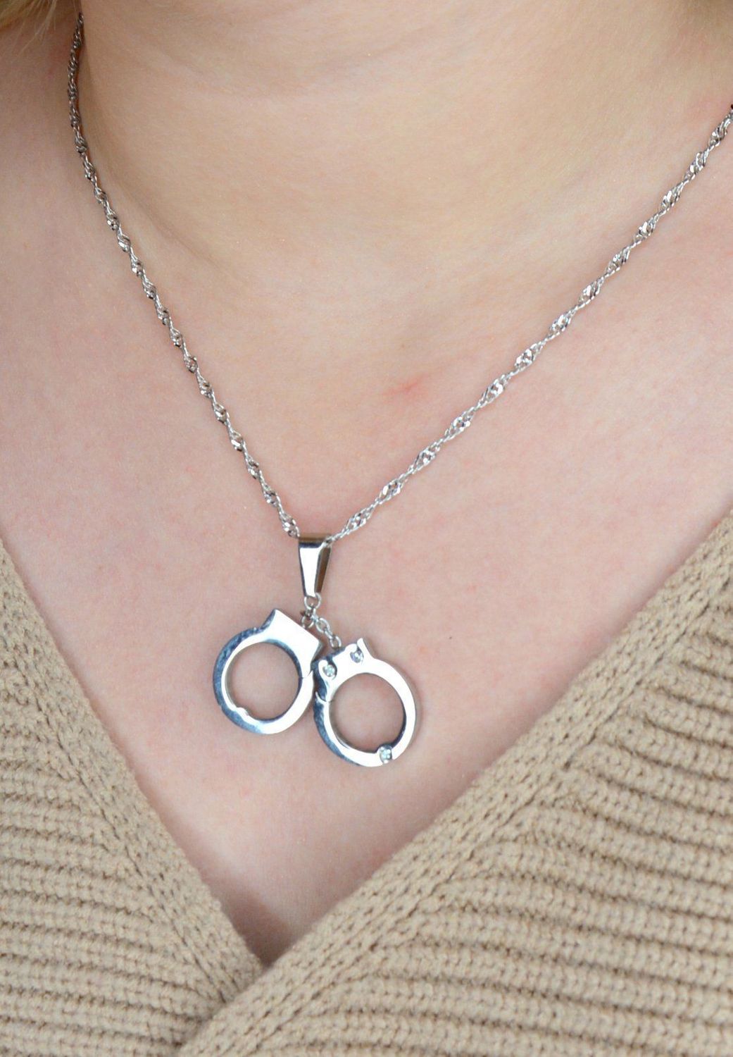 Srebrna zawieszka 925 kajdanki. Srebrna zawieszka o wzorze kajdanek..jpg