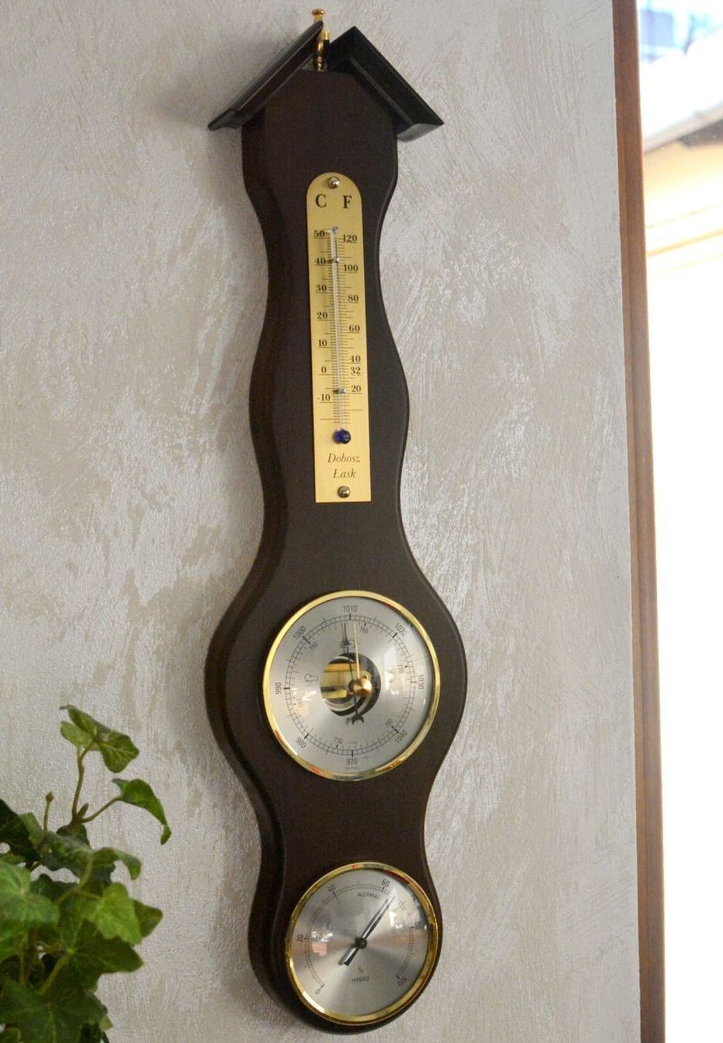 Drewniana stacja pogody Barometr Termometr Higrometr Orzech KAJTEK-010. Tradycyjna stacja pogody na pewno świetnie się sprawdzi w Twoim domu (2).JPG