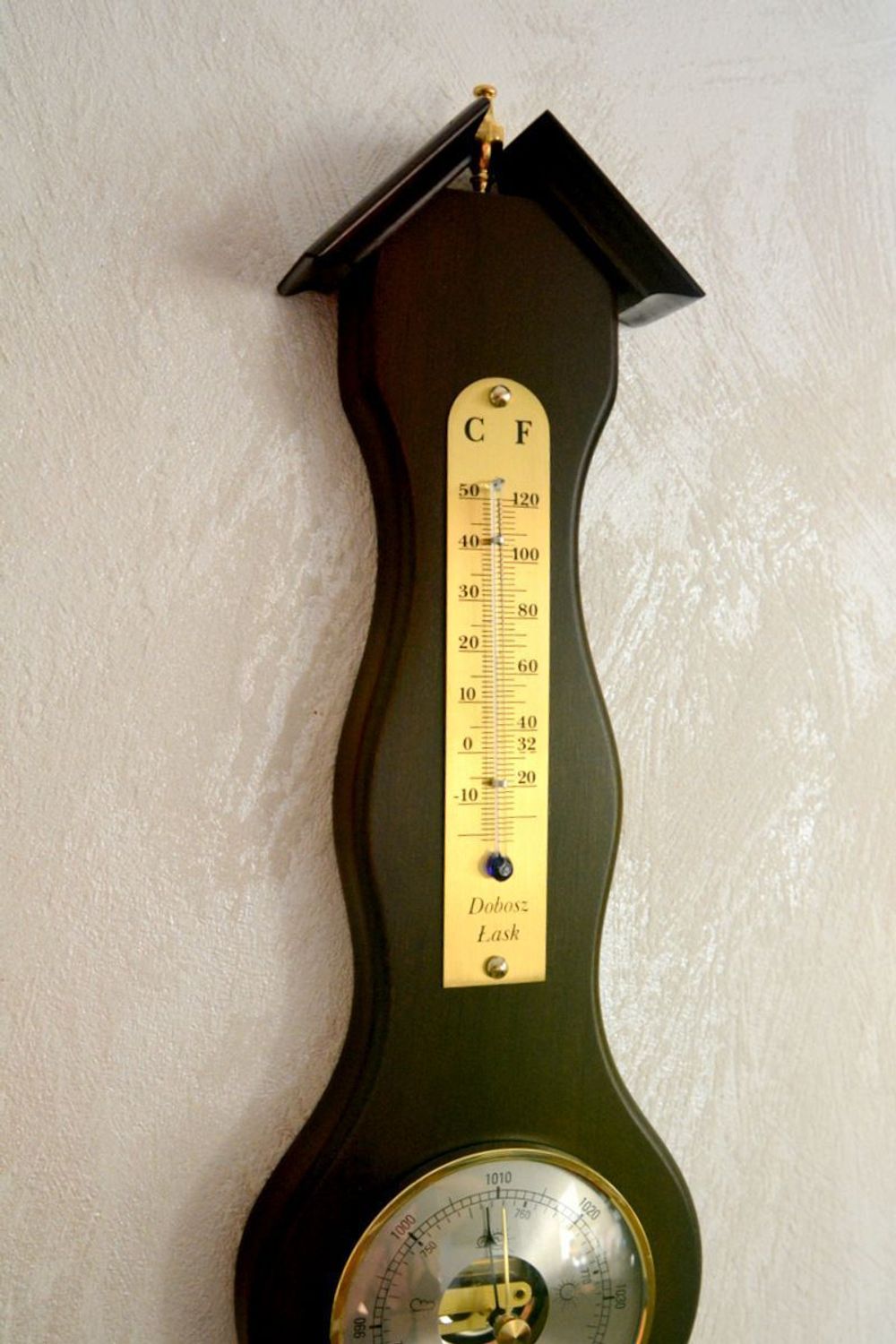 Drewniana stacja pogody Barometr Termometr Higrometr Orzech KAJTEK-010. Tradycyjna stacja pogody na pewno świetnie się sprawdzi w Twoim domu (2).JPG