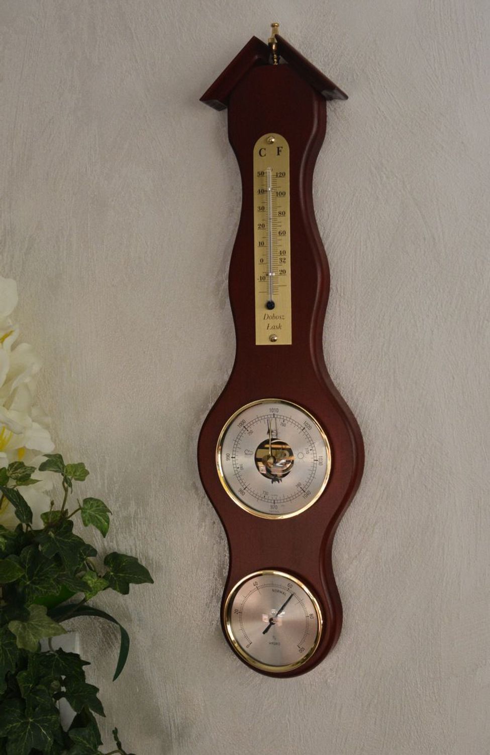 Drewniana stacja pogody Barometr Termometr Higrometr Mahoń KAJTEK-05. Barometr mieści się w okrągłej obudowie z drewna (2).JPG