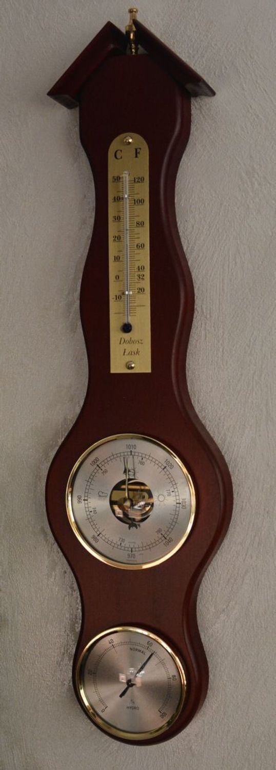 Drewniana stacja pogody Barometr Termometr Higrometr Mahoń KAJTEK-05. Barometr mieści się w okrągłej obudowie z drewna (2).JPG