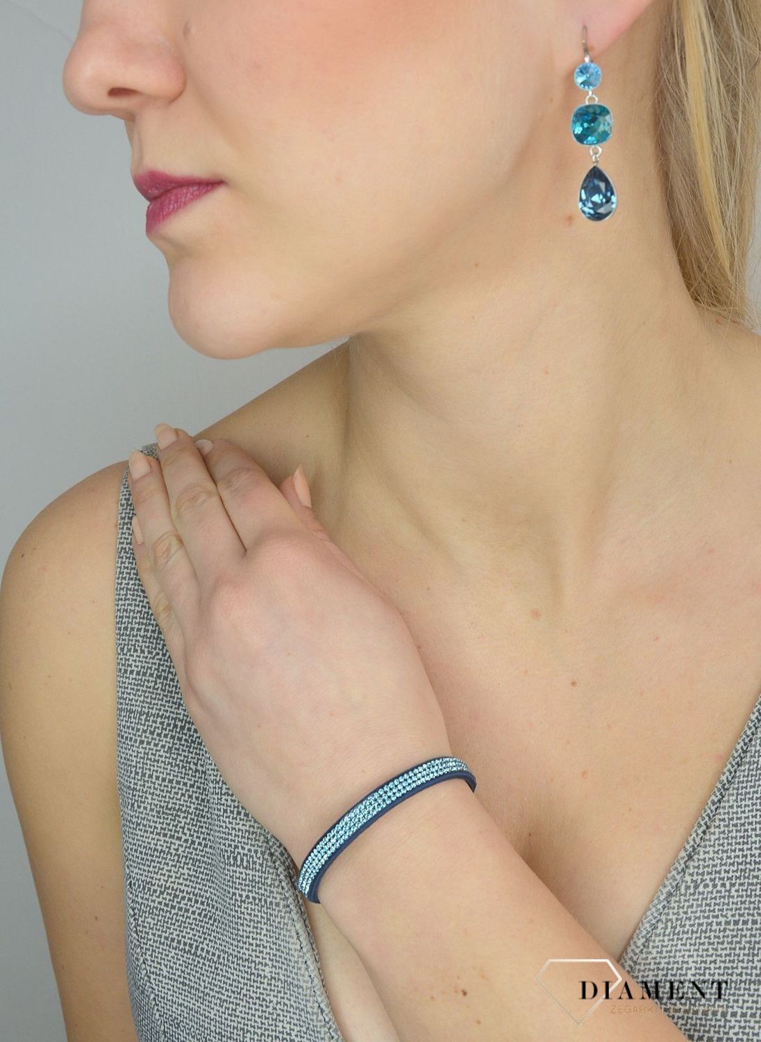 Piękne wiszące kolczyki Spark Swarovski to ciekawa biżuteria z efektownym połączeniem srebra i luksusowych niebieskich kryształków Swarovskiego..jpg