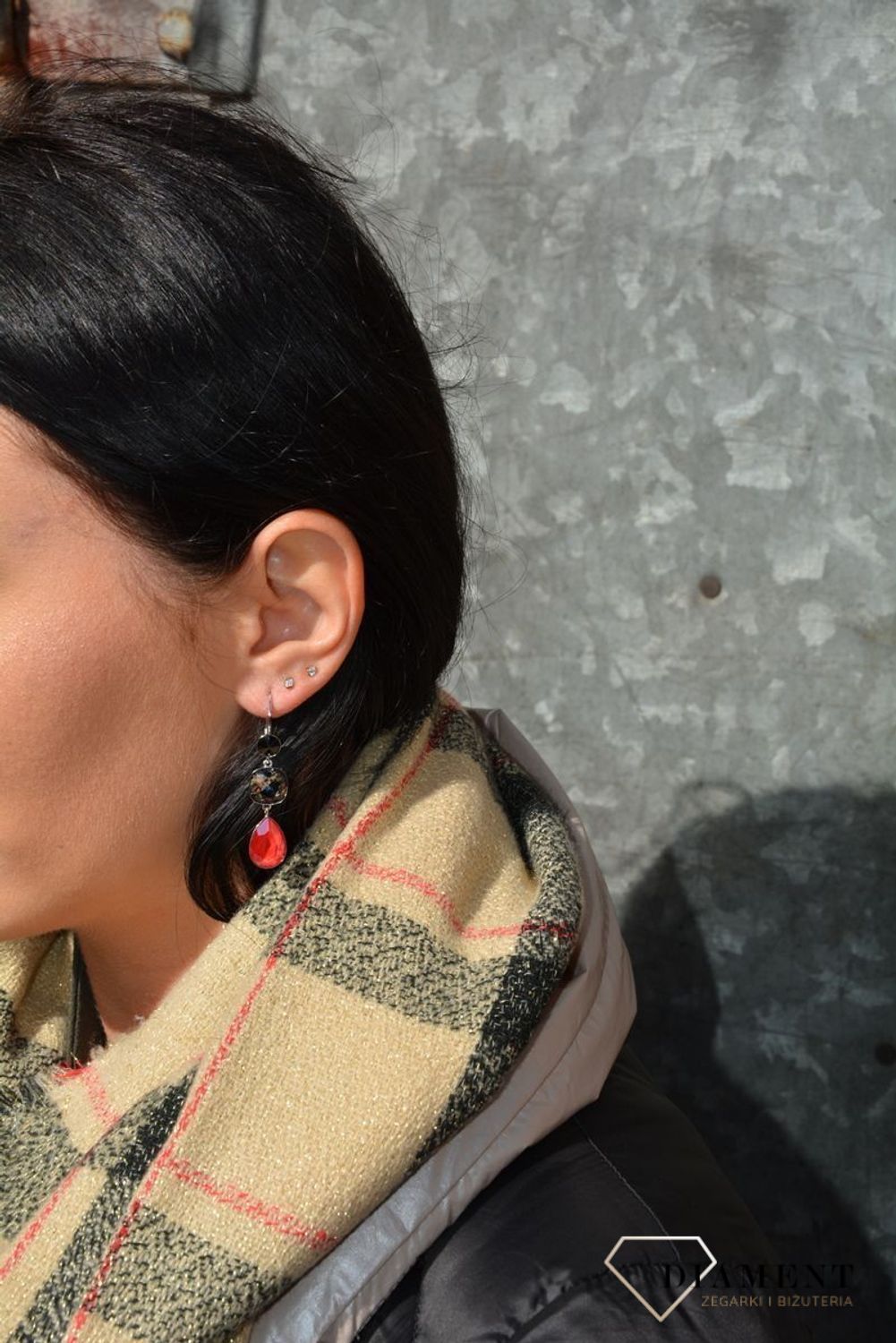 Srebrne, eleganckie kolczyki z ekskluzywnymi kryształkami Swarovskiego® świetnie podkreślą kobiece piękno i dodadzą blasku każdej stylizacji. (2).jpg