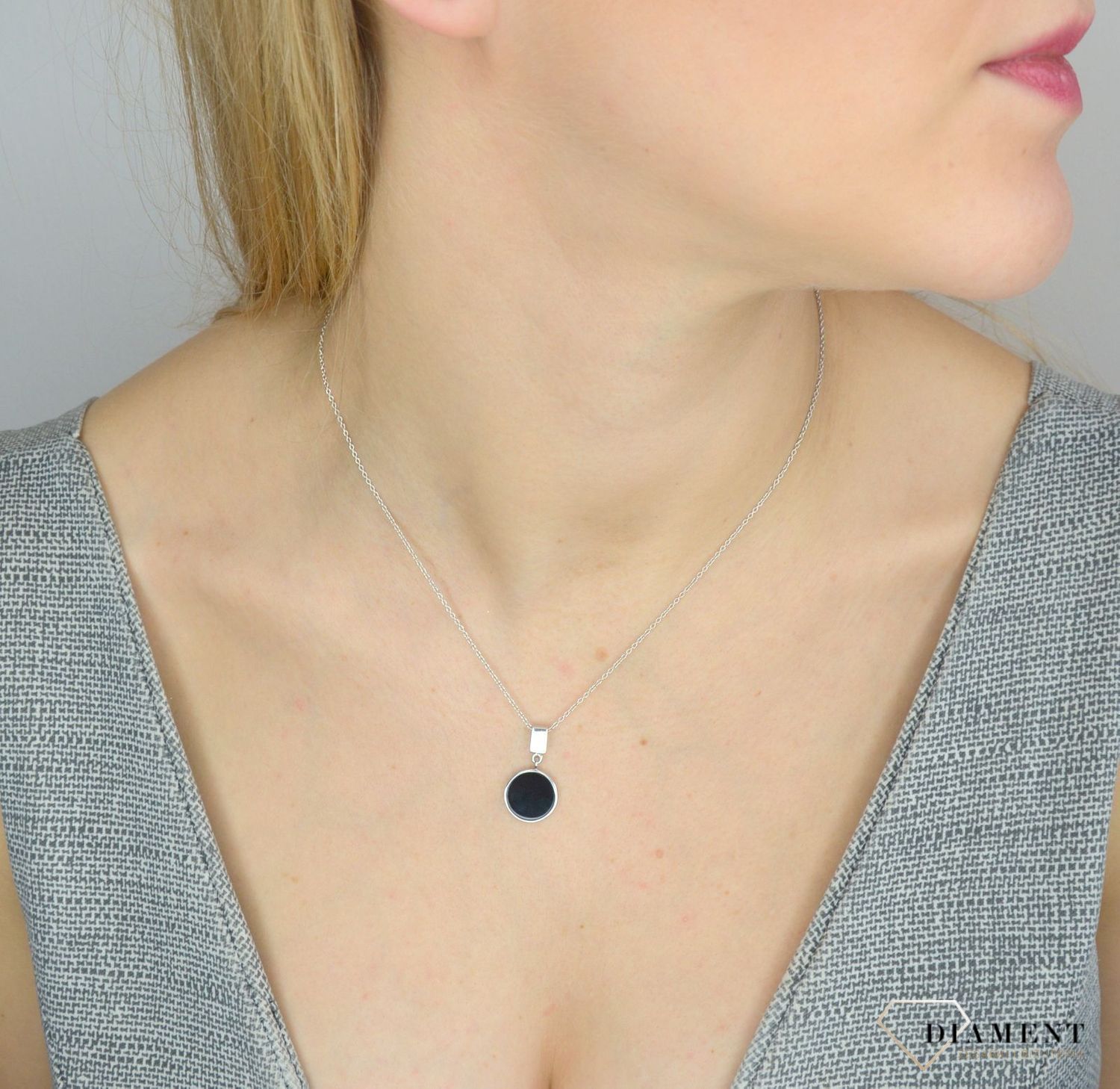 Naszyjnik srebrny z zawieszką z okrągłą, czarną zawieszką  'Czarne oczko' KBNZ001846.jpg