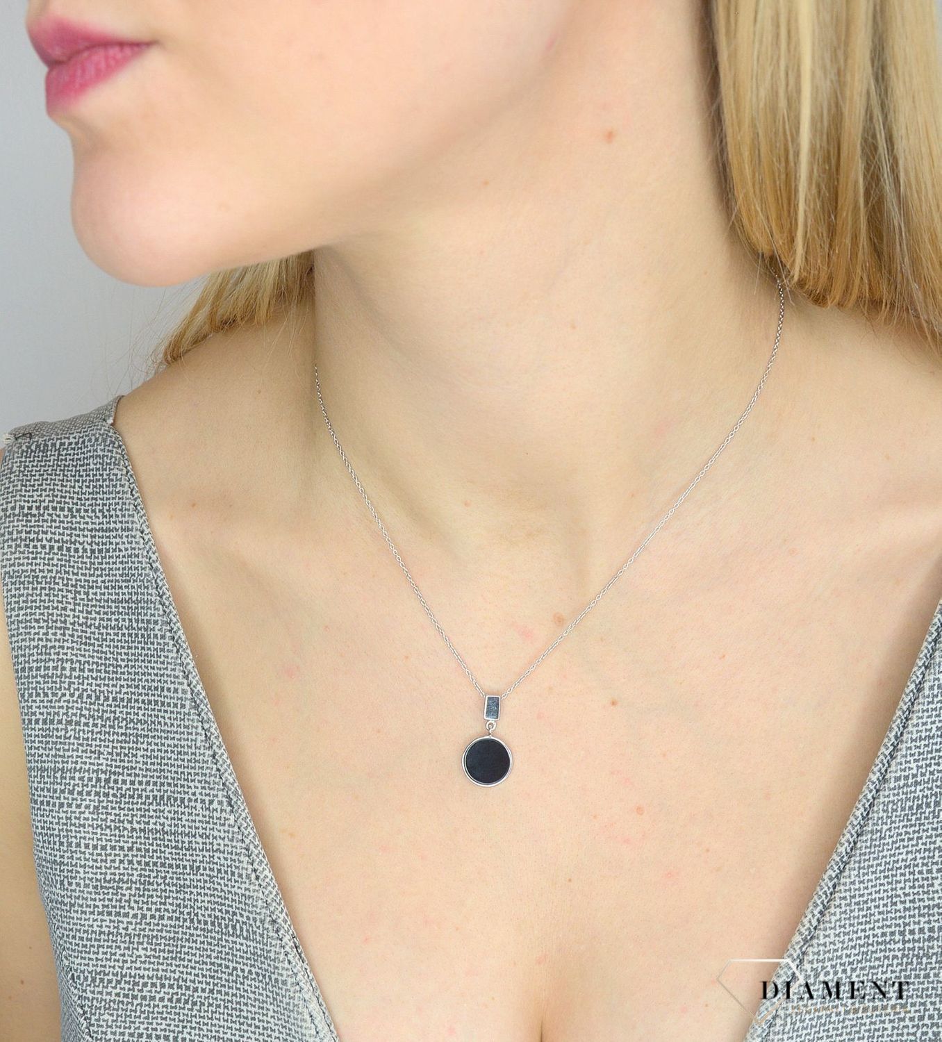 Naszyjnik srebrny z zawieszką z okrągłą, czarną zawieszką  'Czarne oczko' KBNZ001846.jpg