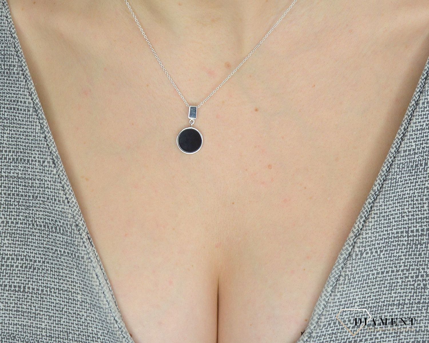 Naszyjnik srebrny z zawieszką z okrągłą, czarną zawieszką  'Czarne oczko' KBNZ001846.jpg