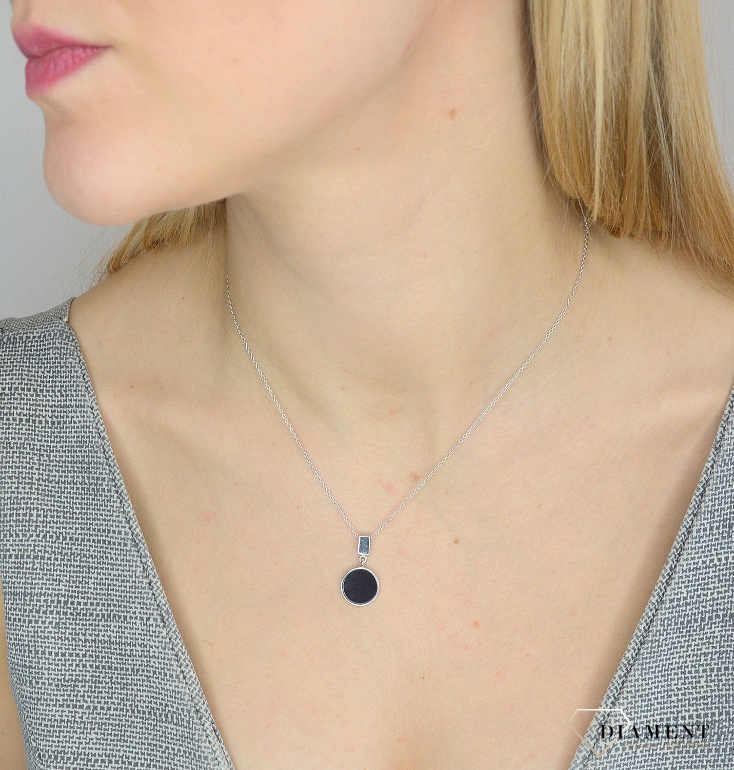 Naszyjnik srebrny z zawieszką z okrągłą, czarną zawieszką  'Czarne oczko' KBNZ001846.jpg