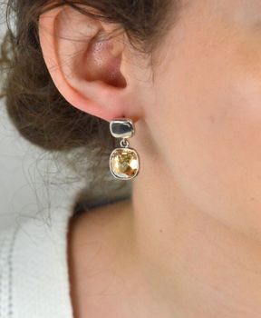Srebrne kolczyki damskie wiszące kryształy Swarovski jasny brąz KC15E. Kolczyki wykonane ze srebra próby 925 oraz ekskluzywnych kryształów Swarovski® crystals w kolorze Light Brown Crystal. Idealny pomysł na prezent dla ko (3).JPG
