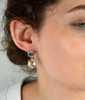 Srebrne kolczyki damskie wiszące kryształy Swarovski jasny brąz KC15E. Kolczyki wykonane ze srebra próby 925 oraz ekskluzywnych kryształów Swarovski® crystals w kolorze Light Brown Crystal. Idealny pomysł na prezent dla ko (5).JPG
