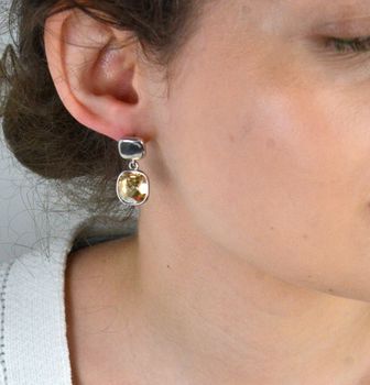 Srebrne kolczyki damskie wiszące kryształy Swarovski jasny brąz KC15E. Kolczyki wykonane ze srebra próby 925 oraz ekskluzywnych kryształów Swarovski® crystals w kolorze Light Brown Crystal. Idealny pomysł na prezent dla ko.JPG