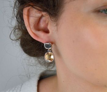 Srebrne kolczyki damskie wiszące kryształy Swarovski jasny brąz KC15E. Kolczyki wykonane ze srebra próby 925 oraz ekskluzywnych kryształów Swarovski® crystals w kolorze Light Brown Crystal. Idealny pomysł na prezent dla kobi (1).JPG