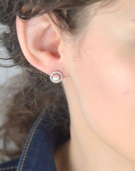 Kolczyki srebrne Spark z perłami Swarovski White Pearl. Model KC1K58185W. Klasyczna elegancja i subtelny blask. Idealne na prezent lub wyjątkową okazję (1).JPG