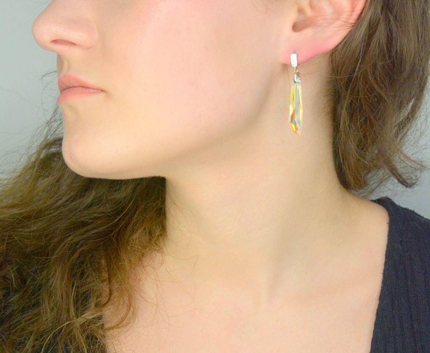 Kolczyki srebrne z Kryształkami Swarovski KC6017AB Kolczyki wykonane ze srebra  próby 925 oraz ekskluzywnych kryształów Swarovski® crystals. Kolczyki wiszące z kryształkiem  w kolorze 1.jpg