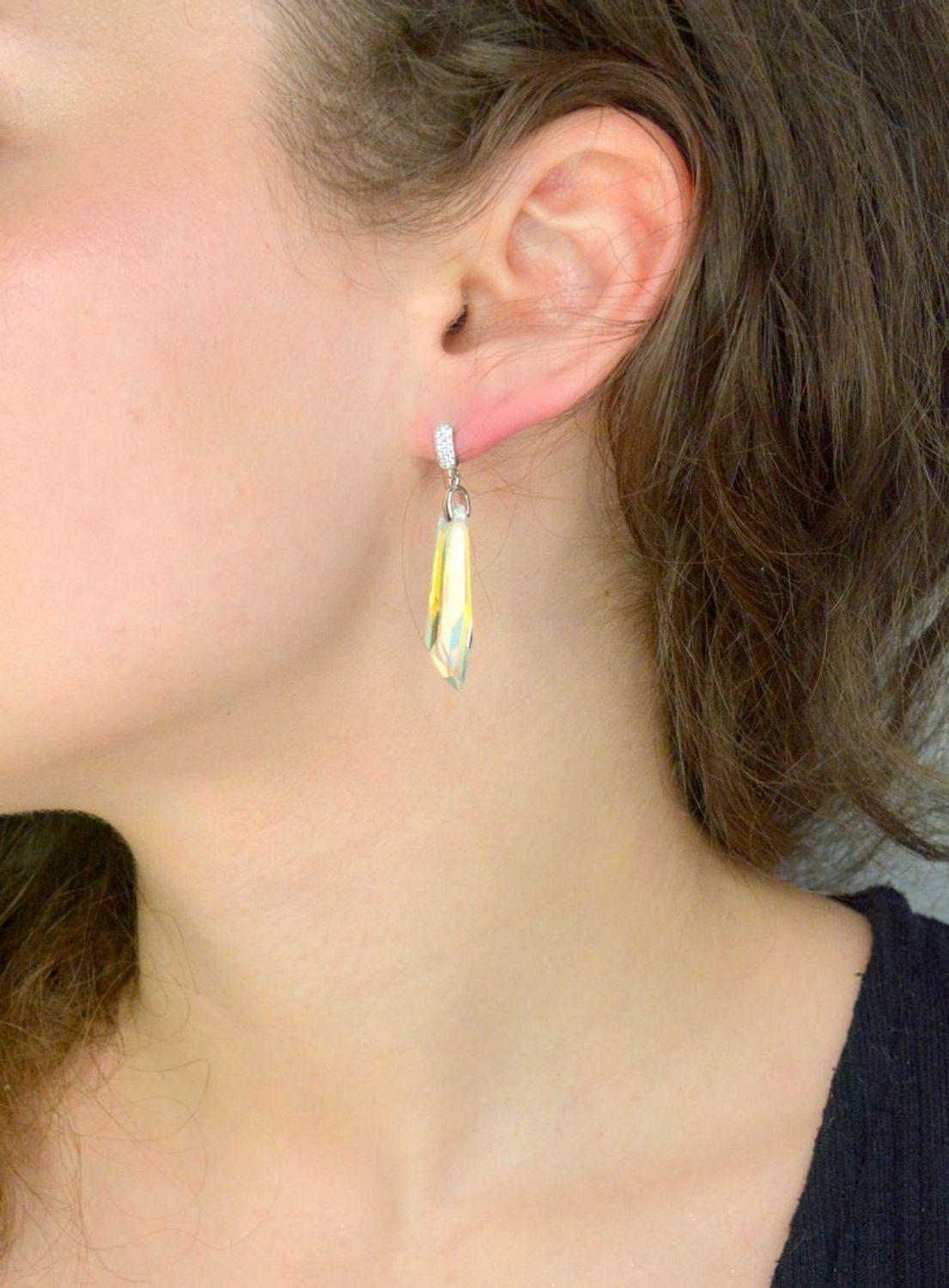 Kolczyki srebrne z Kryształkami Swarovski KC6017AB Kolczyki wykonane ze srebra  próby 925 oraz ekskluzywnych kryształów Swarovski® crystals. Kolczyki wiszące z kryształkiem  w kolorze 1.jpg