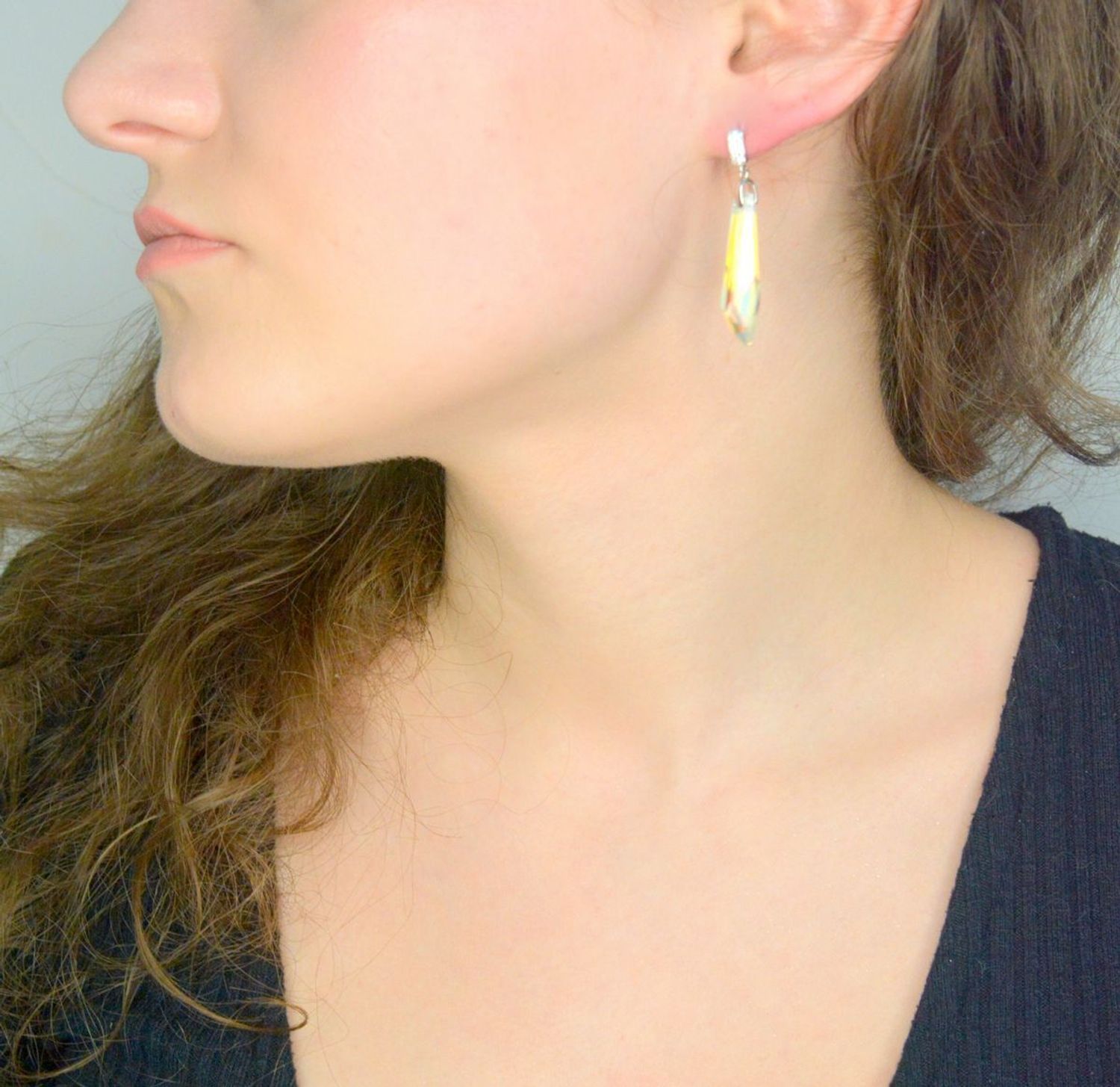 Kolczyki srebrne z Kryształkami Swarovski KC6017AB Kolczyki wykonane ze srebra  próby 925 oraz ekskluzywnych kryształów Swarovski® crystals. Kolczyki wiszące z kryształkiem  w kolorze 1.jpg