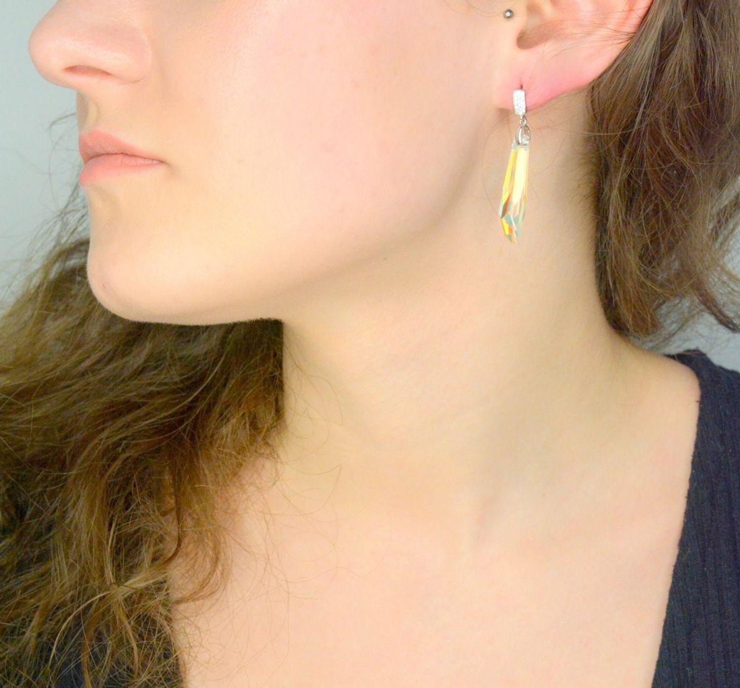 Kolczyki srebrne z Kryształkami Swarovski KC6017AB Kolczyki wykonane ze srebra  próby 925 oraz ekskluzywnych kryształów Swarovski® crystals. Kolczyki wiszące z kryształkiem  w kolorze 1.jpg