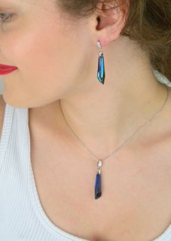 Ekskluzywne kolczyki Spark Icicle KC6017BB wykonane ze srebra próby 925 pokrytego platyną. Zdobione austriackimi kryształami w kolorze Bermuda Blue. Elegancja i blask w jednym (3).JPG