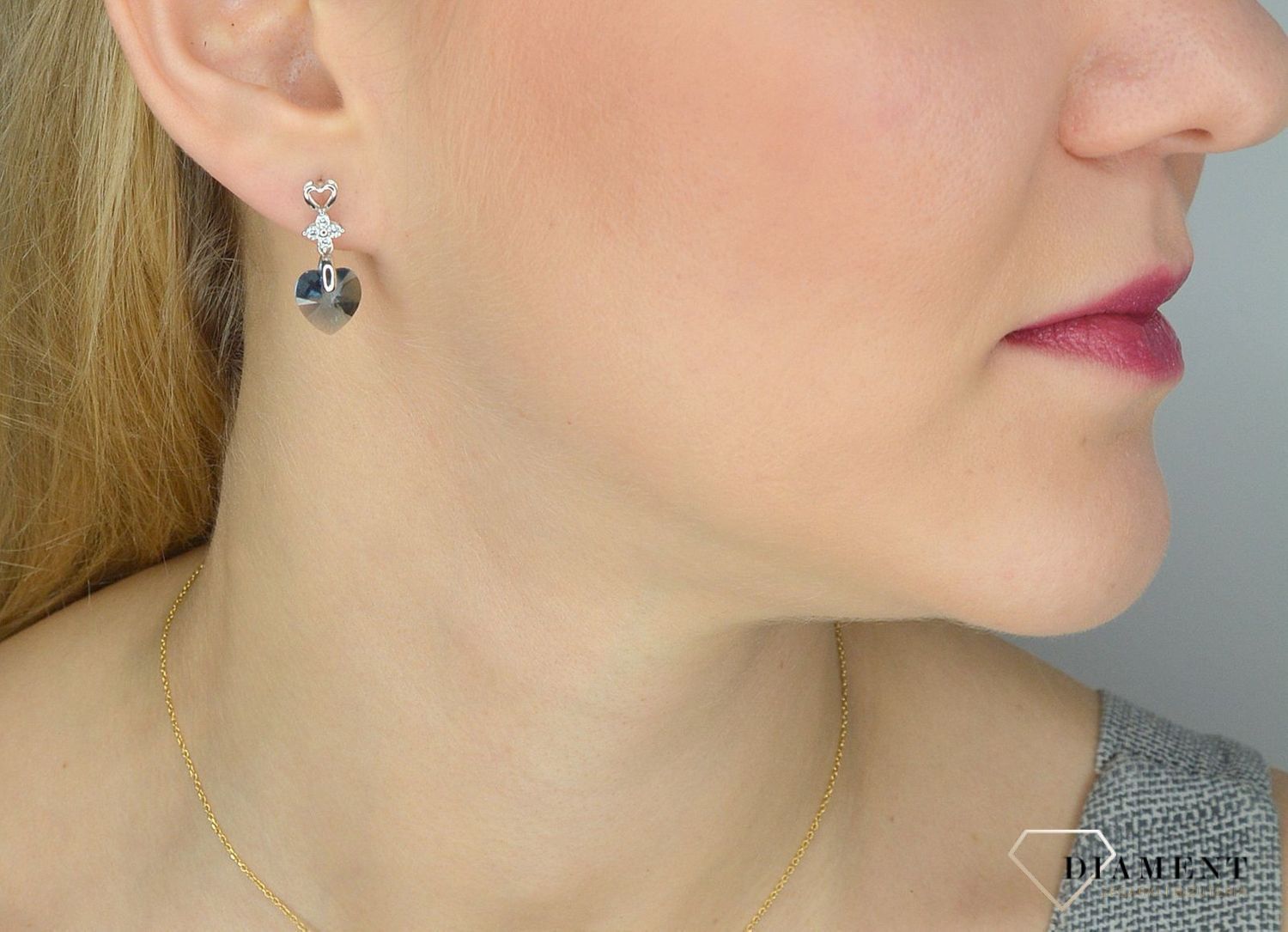 Piękne wiszące kolczyki Spark Swarovski to ciekawa biżuteria z efektownym połączeniem srebra i luksusowych niebieskich kryształków Swarovskiego..jpg