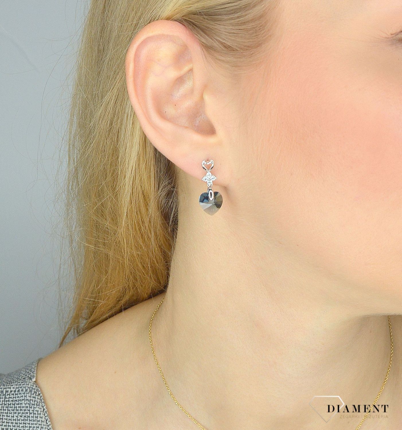 Piękne wiszące kolczyki Spark Swarovski to ciekawa biżuteria z efektownym połączeniem srebra i luksusowych niebieskich kryształków Swarovskiego..jpg