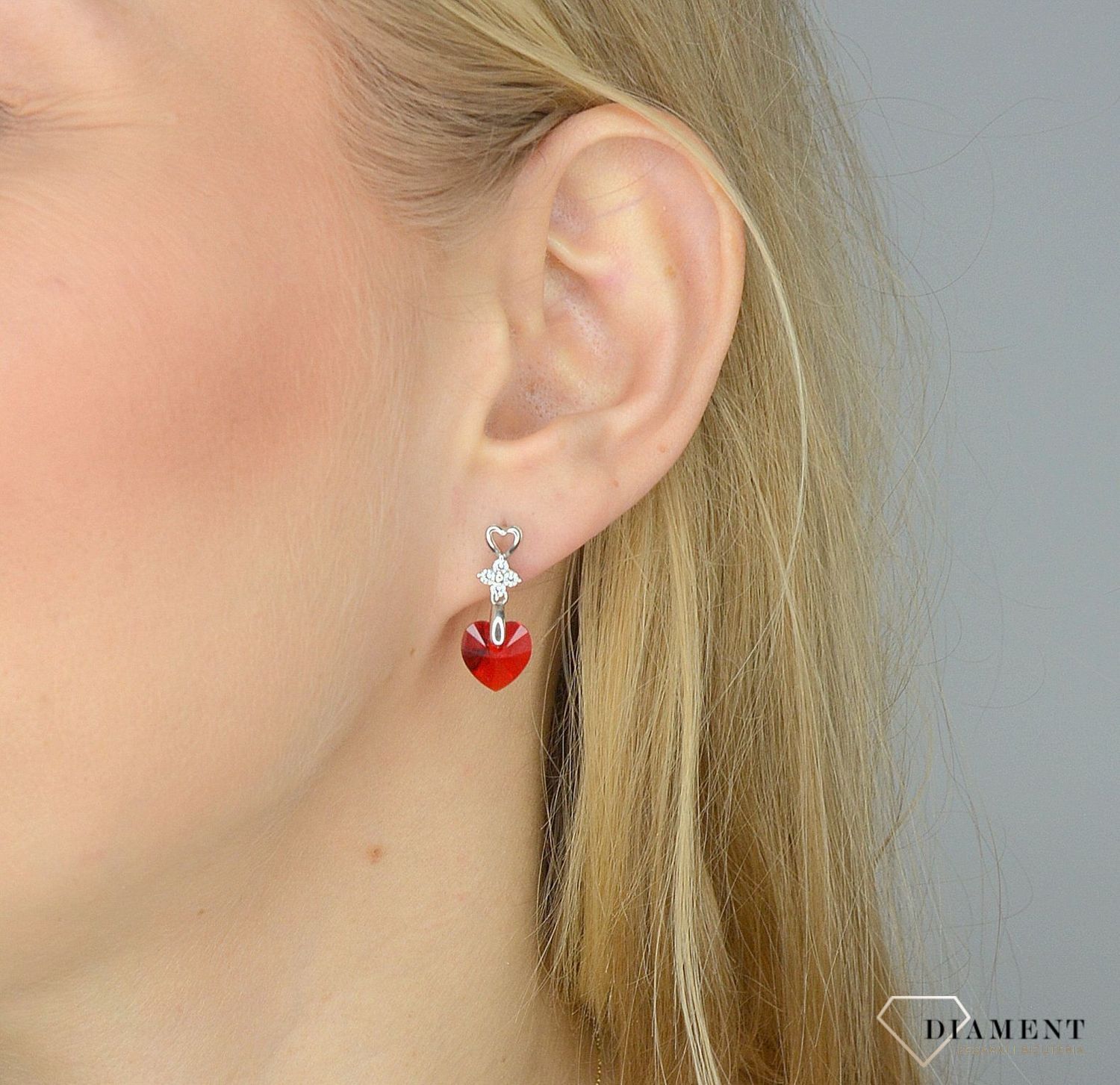 Piękne wiszące kolczyki Spark Swarovski to ciekawa biżuteria z efektownym połączeniem srebra i luksusowych czerwonych kryształków Swarovskiego..jpg