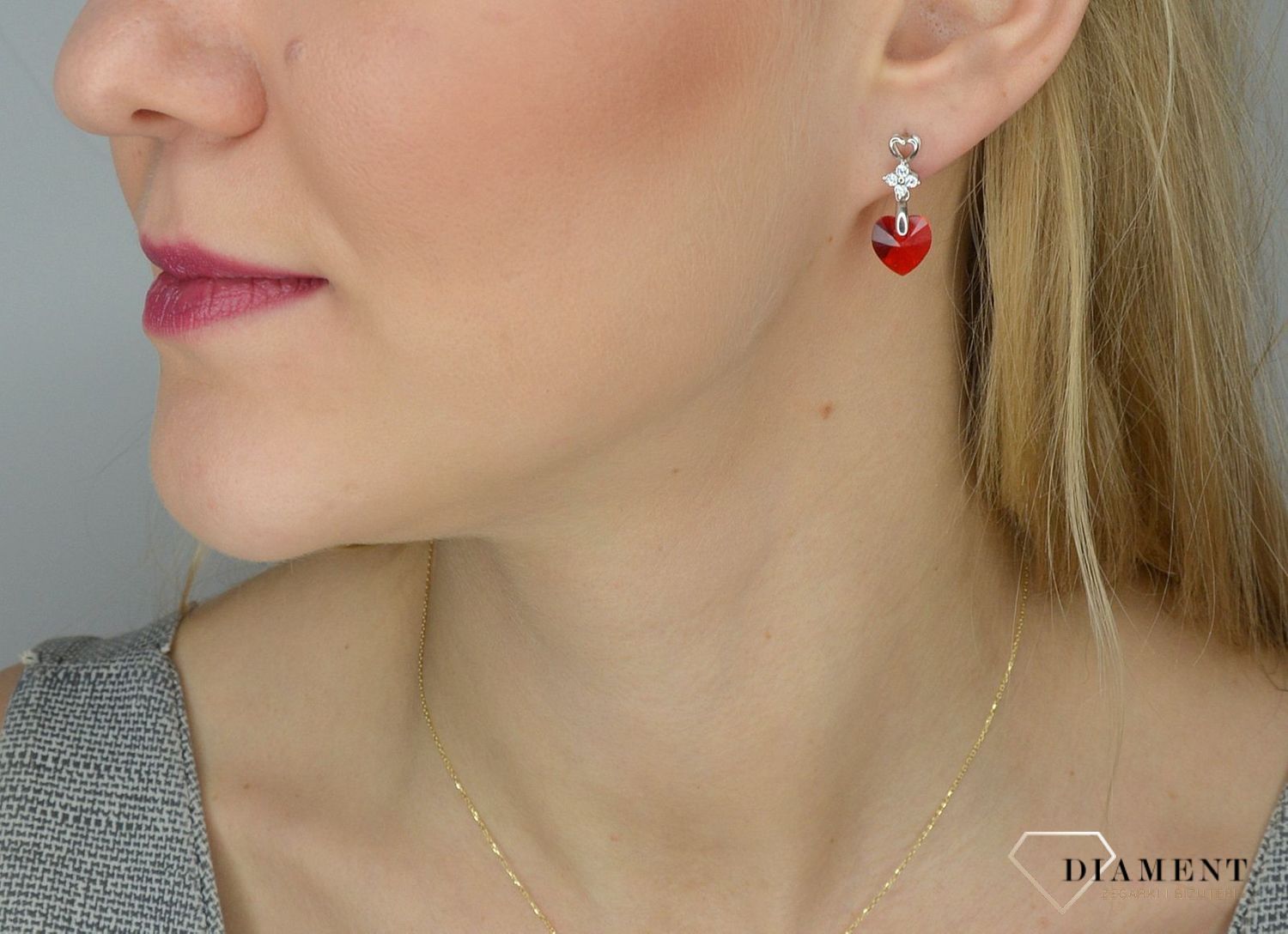 Piękne wiszące kolczyki Spark Swarovski to ciekawa biżuteria z efektownym połączeniem srebra i luksusowych czerwonych kryształków Swarovskiego..jpg