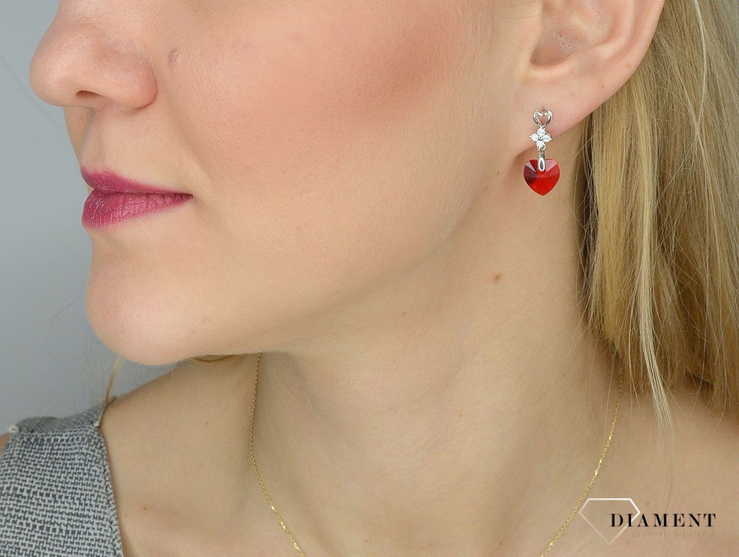 Piękne wiszące kolczyki Spark Swarovski to ciekawa biżuteria z efektownym połączeniem srebra i luksusowych czerwonych kryształków Swarovskiego..jpg