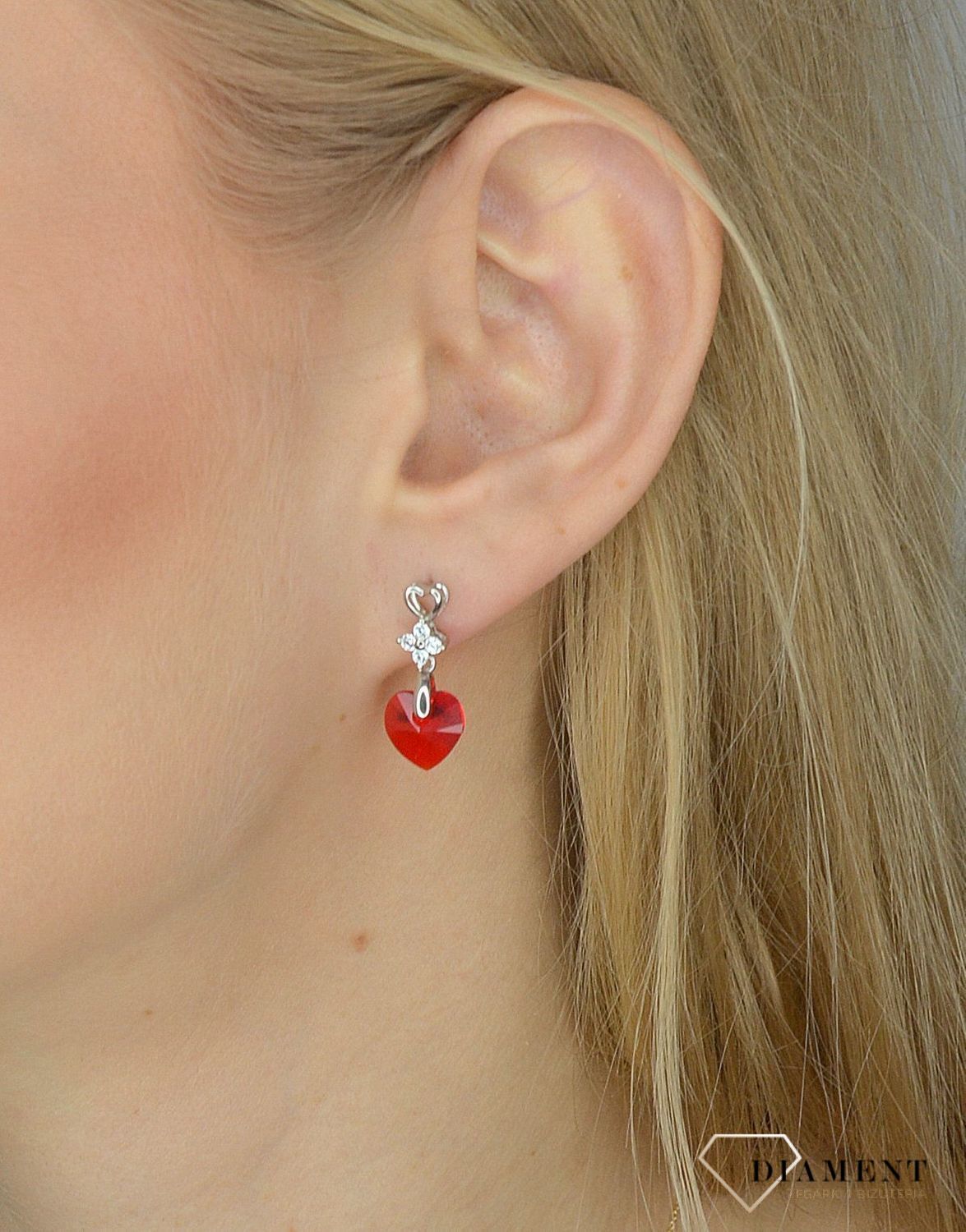 Piękne wiszące kolczyki Spark Swarovski to ciekawa biżuteria z efektownym połączeniem srebra i luksusowych czerwonych kryształków Swarovskiego..jpg