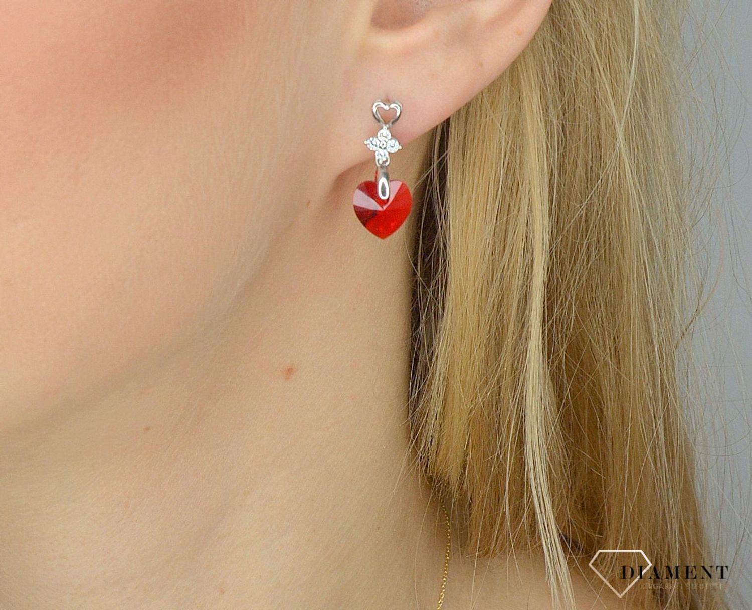 Piękne wiszące kolczyki Spark Swarovski to ciekawa biżuteria z efektownym połączeniem srebra i luksusowych czerwonych kryształków Swarovskiego..jpg