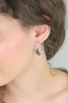 Eleganckie kolczyki ze srebra 925 z kryształami Swarovski® w kolorze Black Patina. Idealne na prezent lub wyjątkową okazję. Długość 2,8 cm (4).JPG
