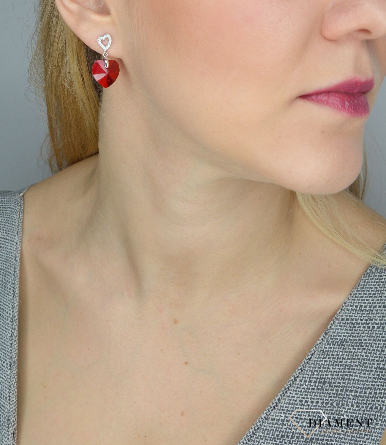 Piękne wiszące kolczyki Spark Swarovski to ciekawa biżuteria z efektownym połączeniem srebra i luksusowych czerwonych kryształków Swarovskiego..jpg