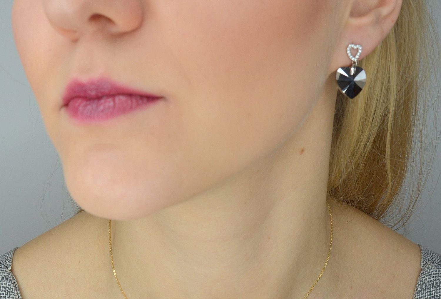 Piękne wiszące kolczyki Spark Swarovski to ciekawa biżuteria z efektownym połączeniem srebra i luksusowych grafitowych kryształków Swarovskiego..jpg