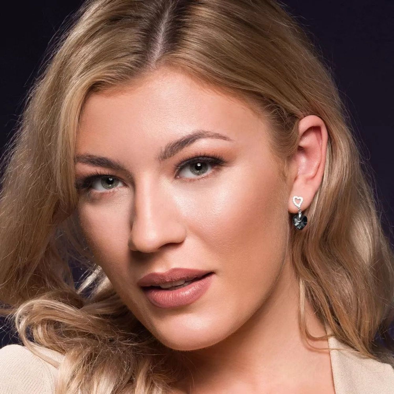 Piękne wiszące kolczyki Spark Swarovski to ciekawa biżuteria z efektownym połączeniem srebra i luksusowych grafitowych kryształków Swarovskiego..jpg