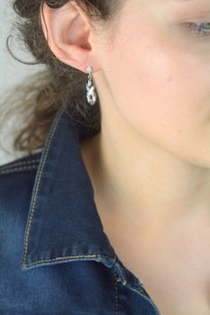 Stylowe kolczyki ze srebra 925 z kryształami Swarovski Silver Night. Długość 2.5 cm. Elegancki połysk i subtelna forma idealna na każdą okazję (2).JPG
