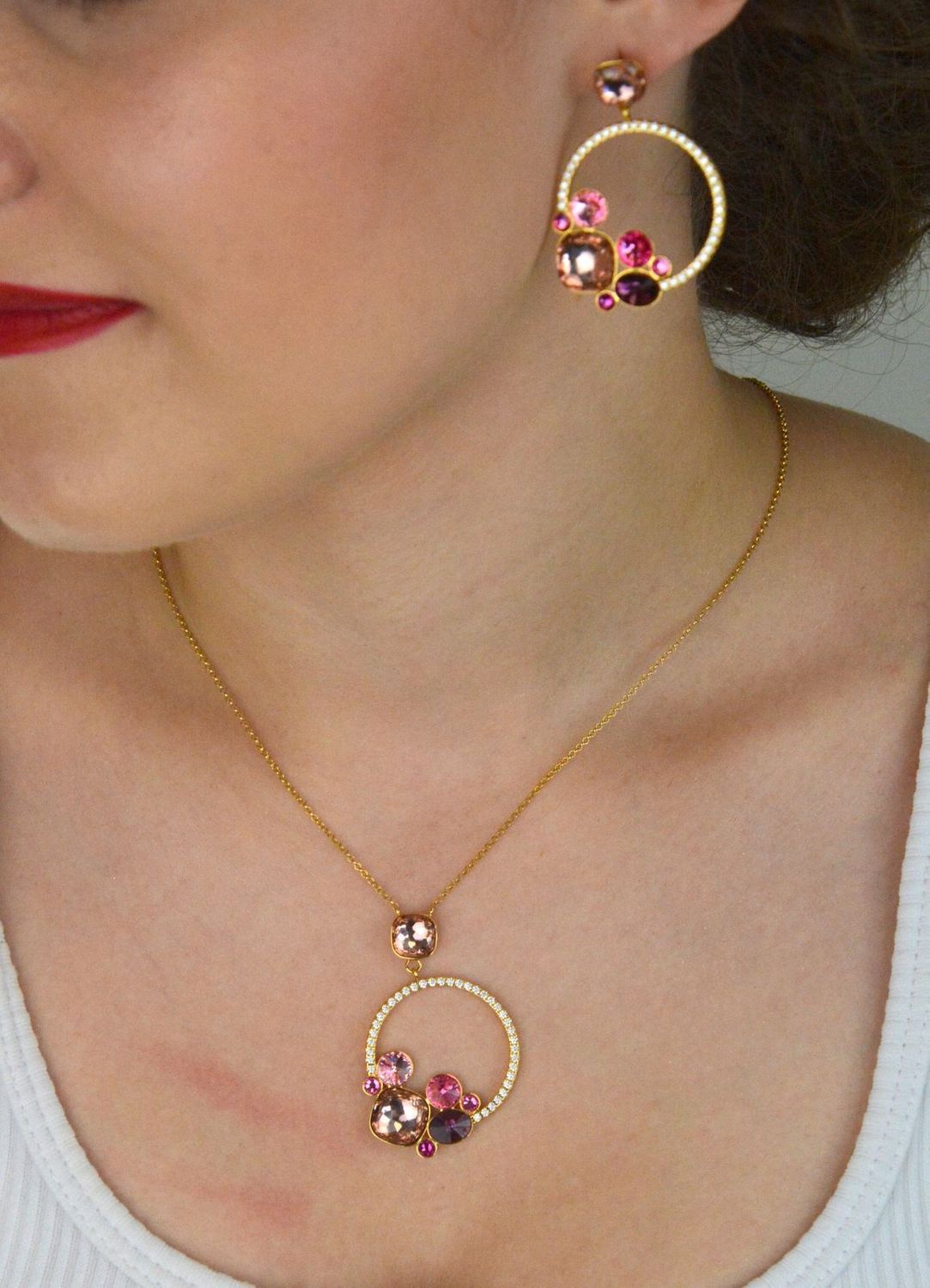 Kolczyki Spark KCDG4483MIX1VR – pozłacane srebro 925, kółko z cyrkoniami i różowymi kryształami. Długość 4,5 cm. Stylowy dodatek z klasą.1.webp