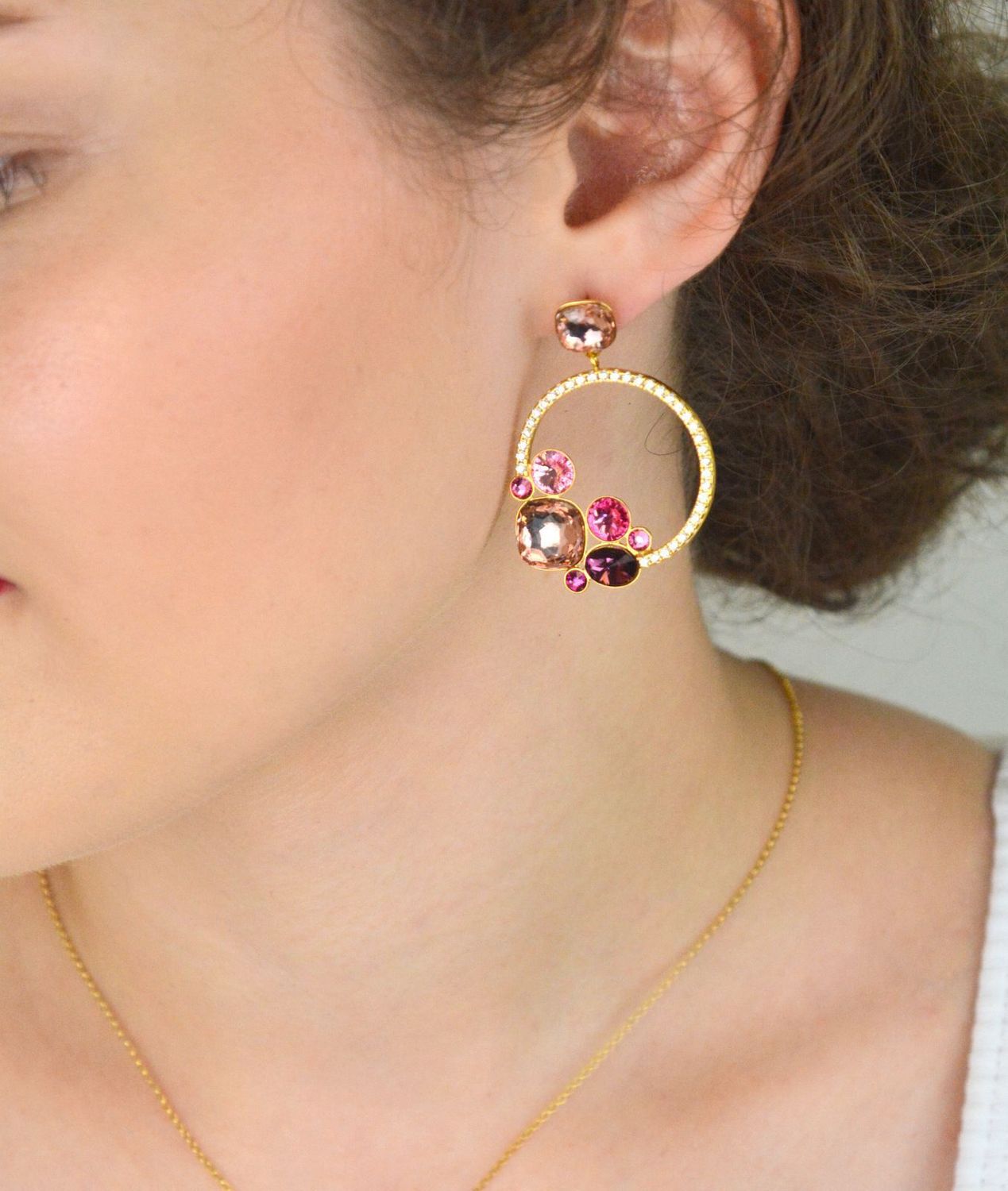 Kolczyki Spark KCDG4483MIX1VR – pozłacane srebro 925, kółko z cyrkoniami i różowymi kryształami. Długość 4,5 cm. Stylowy dodatek z klasą.1.webp