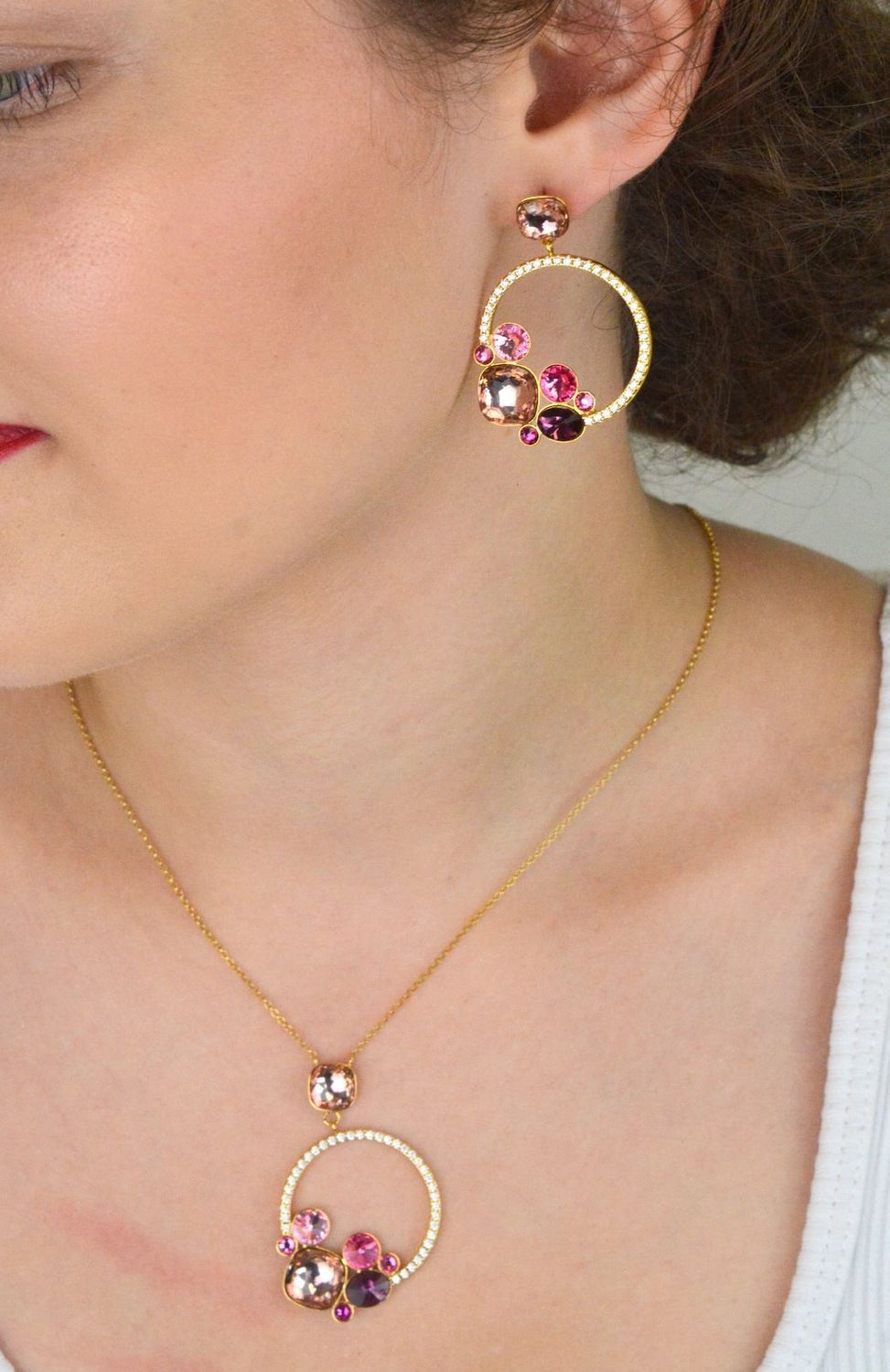 Kolczyki Spark KCDG4483MIX1VR – pozłacane srebro 925, kółko z cyrkoniami i różowymi kryształami. Długość 4,5 cm. Stylowy dodatek z klasą.1.webp