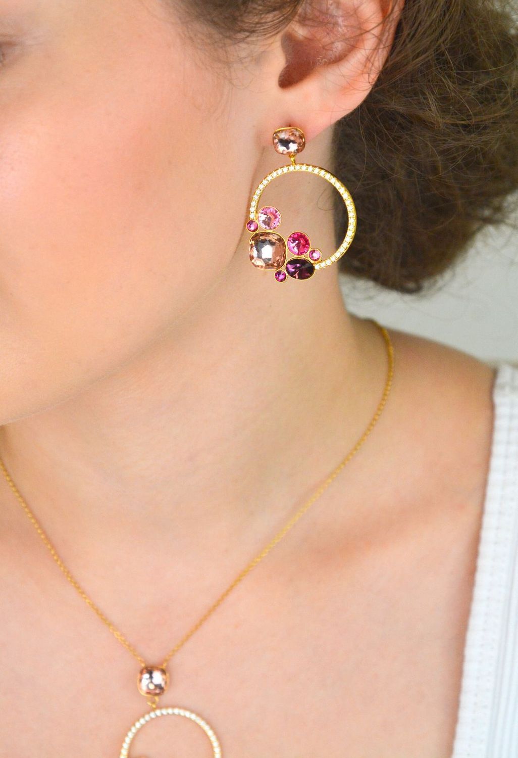 Kolczyki Spark KCDG4483MIX1VR – pozłacane srebro 925, kółko z cyrkoniami i różowymi kryształami. Długość 4,5 cm. Stylowy dodatek z klasą.1.webp