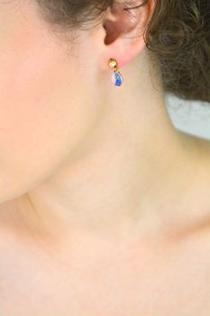Eleganckie kolczyki z pozłacanego srebra próby 925, ozdobione kryształami Swarovski® w kolorze Aurore Boreale. Luksusowy blask i ponadczasowy styl – idealne na prezent lub specjalne okazje. Długość 1,7 cm (1).JPG