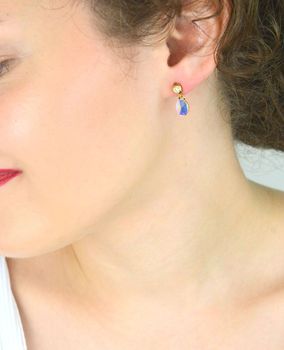 Eleganckie kolczyki z pozłacanego srebra próby 925, ozdobione kryształami Swarovski® w kolorze Aurore Boreale. Luksusowy blask i ponadczasowy styl – idealne na prezent lub specjalne okazje. Długość 1,7 cm (2).JPG