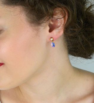 Eleganckie kolczyki z pozłacanego srebra próby 925, ozdobione kryształami Swarovski® w kolorze Aurore Boreale. Luksusowy blask i ponadczasowy styl – idealne na prezent lub specjalne okazje. Długość 1,7 cm (3).JPG