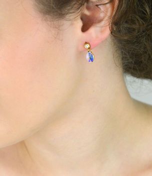 Eleganckie kolczyki z pozłacanego srebra próby 925, ozdobione kryształami Swarovski® w kolorze Aurore Boreale. Luksusowy blask i ponadczasowy styl – idealne na prezent lub specjalne okazje. Długość 1,7 cm (4).JPG
