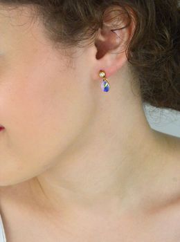 Eleganckie kolczyki z pozłacanego srebra próby 925, ozdobione kryształami Swarovski® w kolorze Aurore Boreale. Luksusowy blask i ponadczasowy styl – idealne na prezent lub specjalne okazje. Długość 1,7 cm (5).JPG