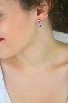 Eleganckie kolczyki z pozłacanego srebra próby 925, ozdobione kryształami Swarovski® w kolorze Aurore Boreale. Luksusowy blask i ponadczasowy styl – idealne na prezent lub specjalne okazje. Długość 1,7 cm (6).JPG