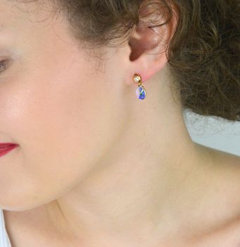 Eleganckie kolczyki z pozłacanego srebra próby 925, ozdobione kryształami Swarovski® w kolorze Aurore Boreale. Luksusowy blask i ponadczasowy styl – idealne na prezent lub specjalne okazje. Długość 1,7 cm (7).JPG