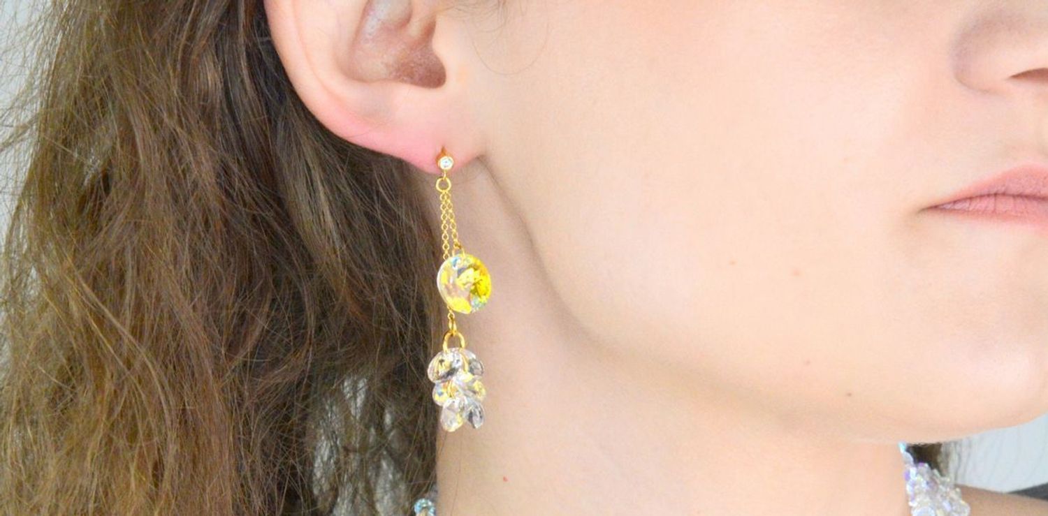 Kolczyki wiszące srebro pozł. SPARK KCG64287AB Nowoczesne kolczyki ozdobione kryształami Swarovskiego w kolorze opalizującym. Minimalistyczna biżuteria to jeden z najmodniejszych w tym sezonie trendów1.jpg