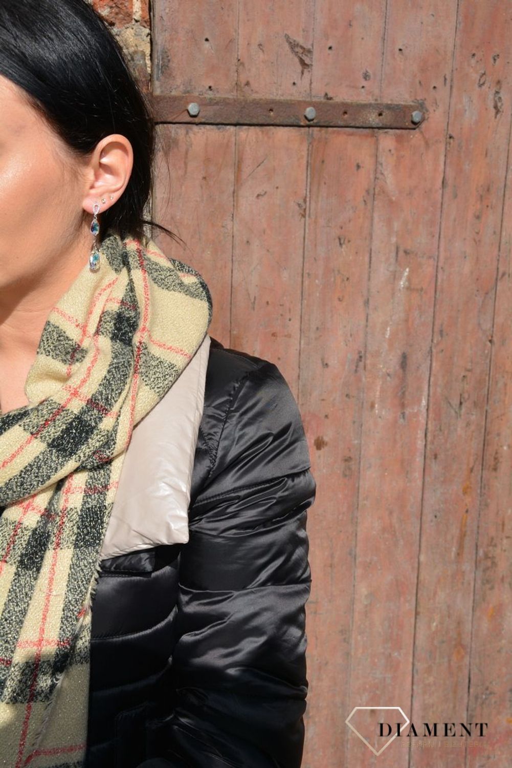 Srebrne, długie kolczyki z mieniącymi się kryształkami Swarovskiego to pełna blasku biżuteria, która pięknie prezentuje się na uszach noszącej je kobiety..jpg